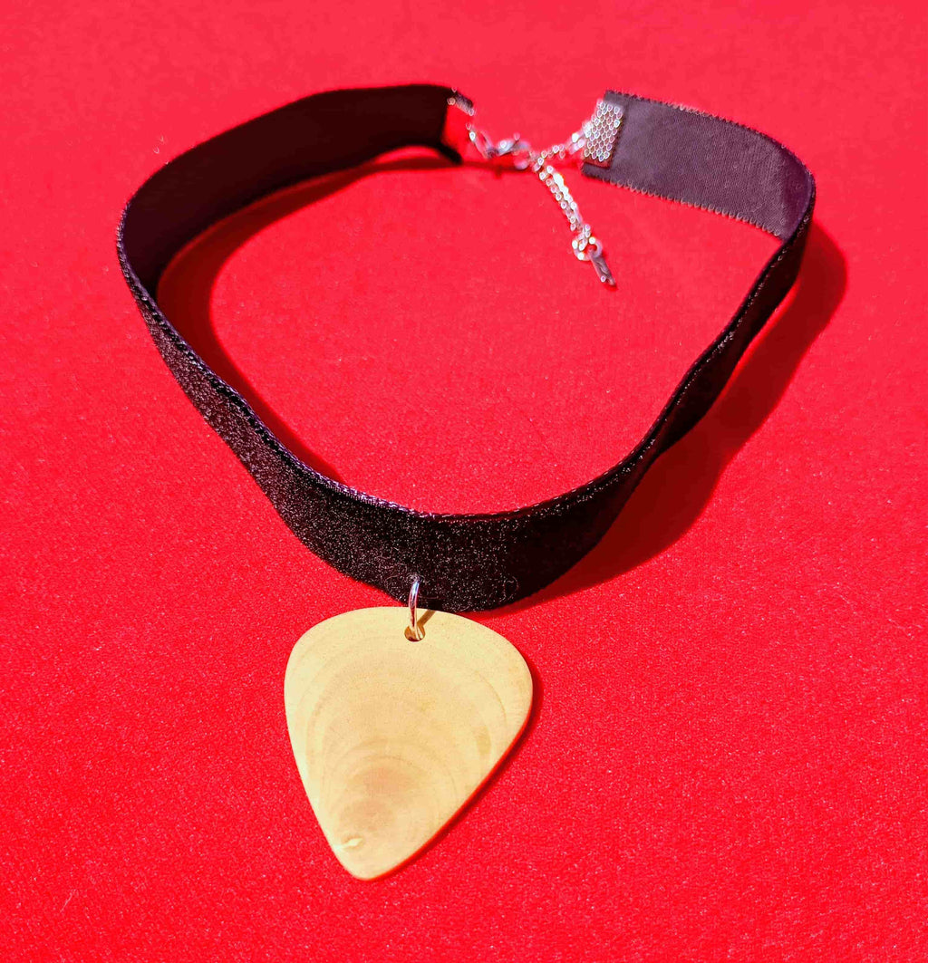 Choker Velours Noir & Pendentif Médiator en Bois