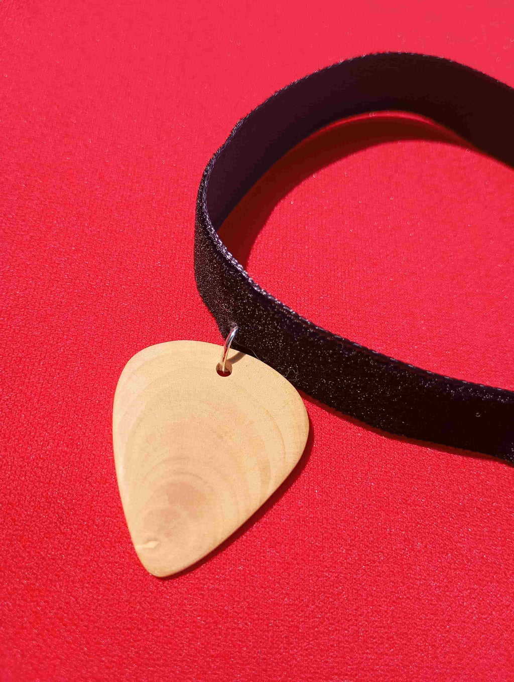 Choker Velours Noir & Pendentif Médiator en Bois