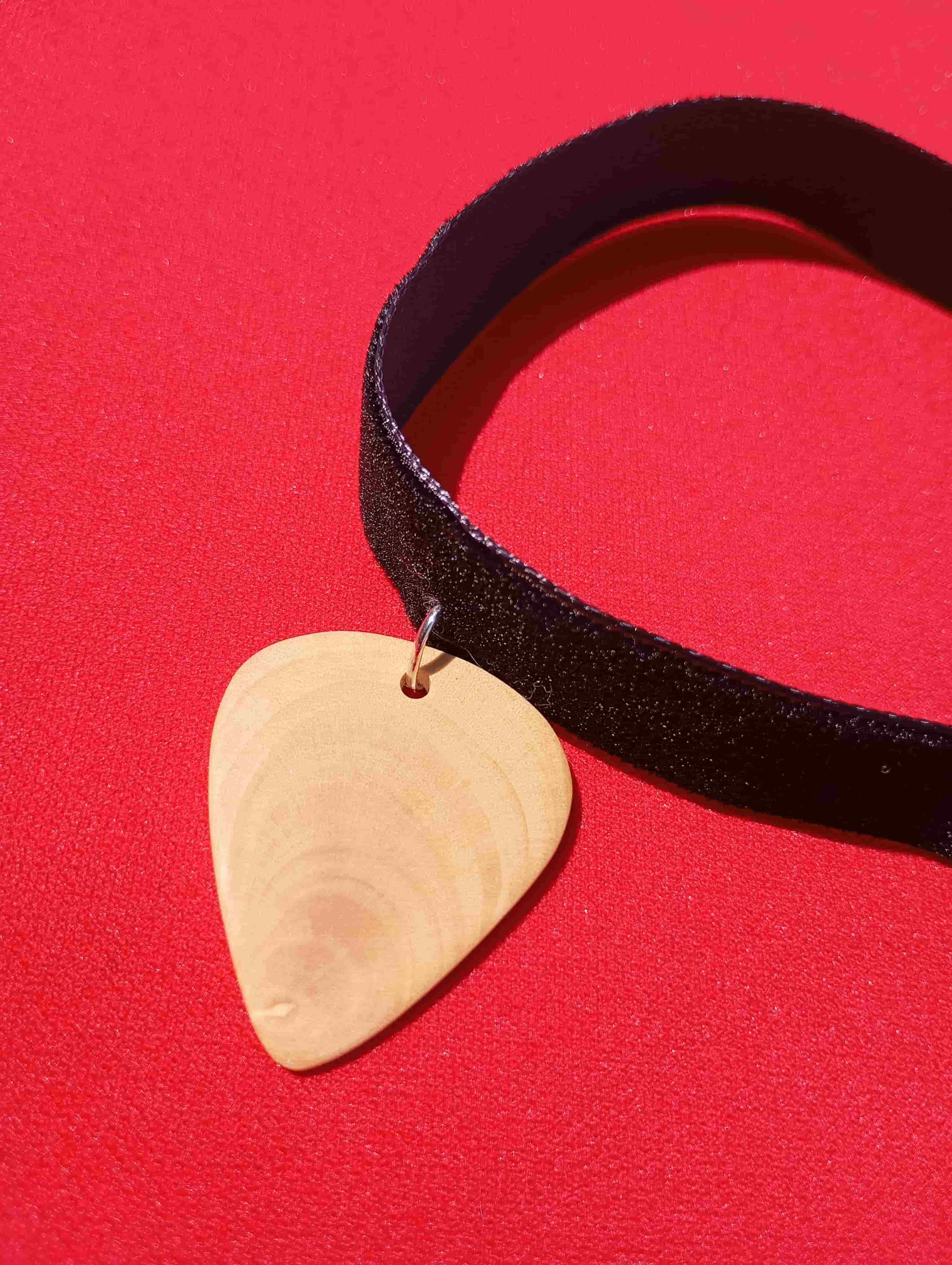Choker Velours Noir & Pendentif Médiator en Bois