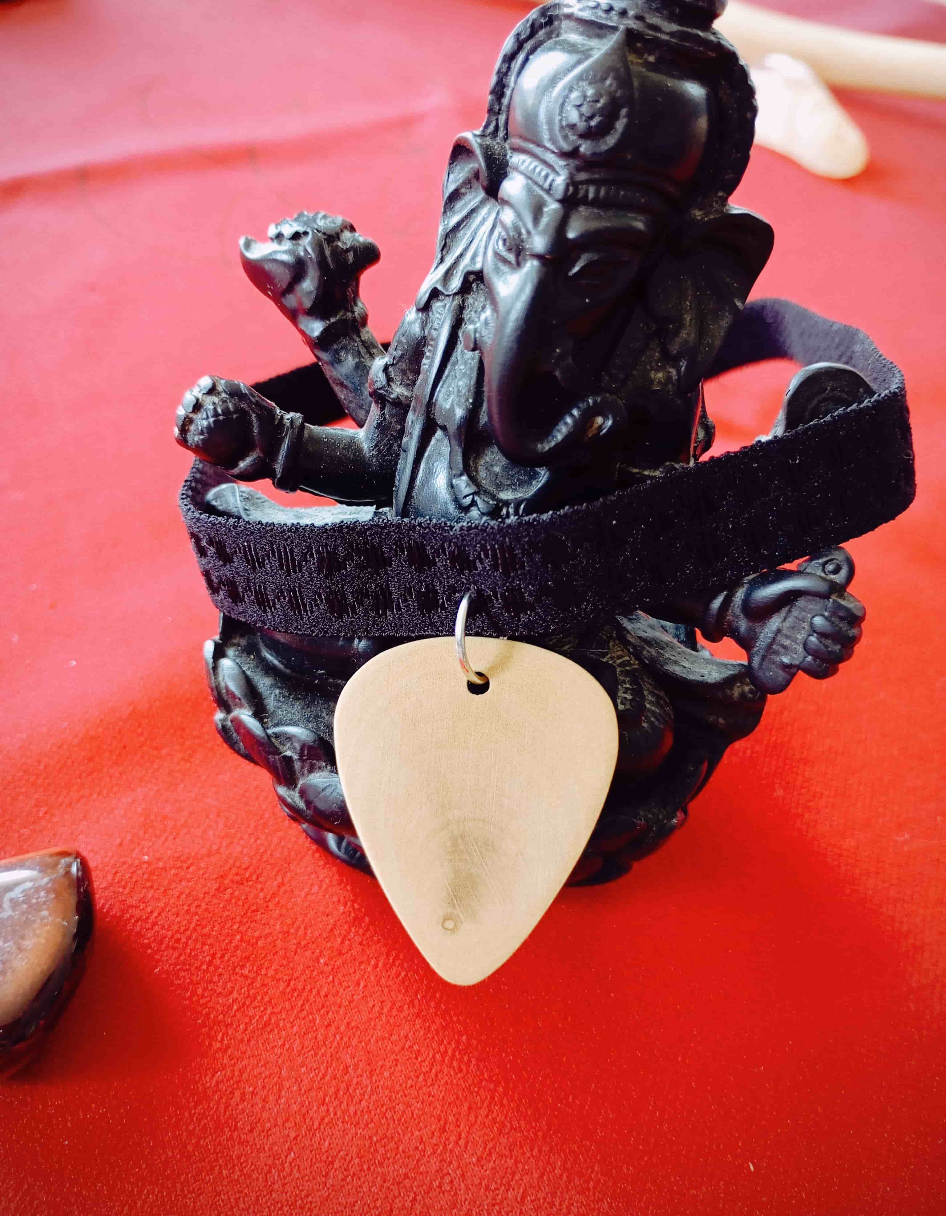 Collier Ras de Cou Noir & Pendentif Médiator en Bois