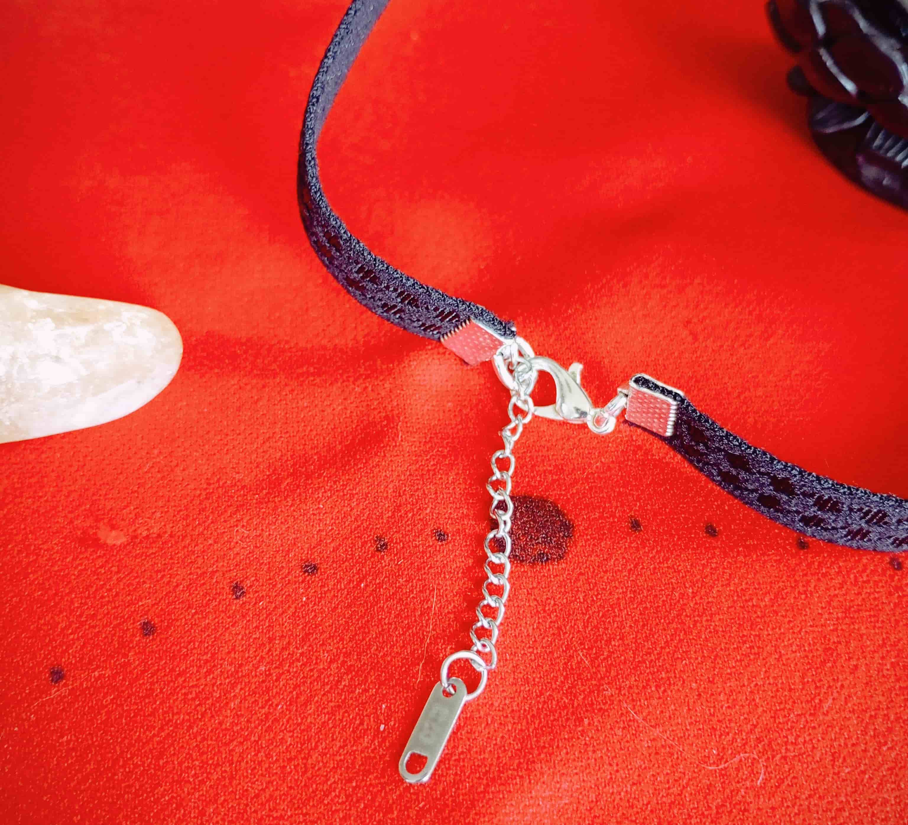 Collier Ras de Cou Noir & Pendentif Médiator en Bois