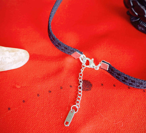 Collier Ras de Cou Noir & Pendentif Médiator en Bois